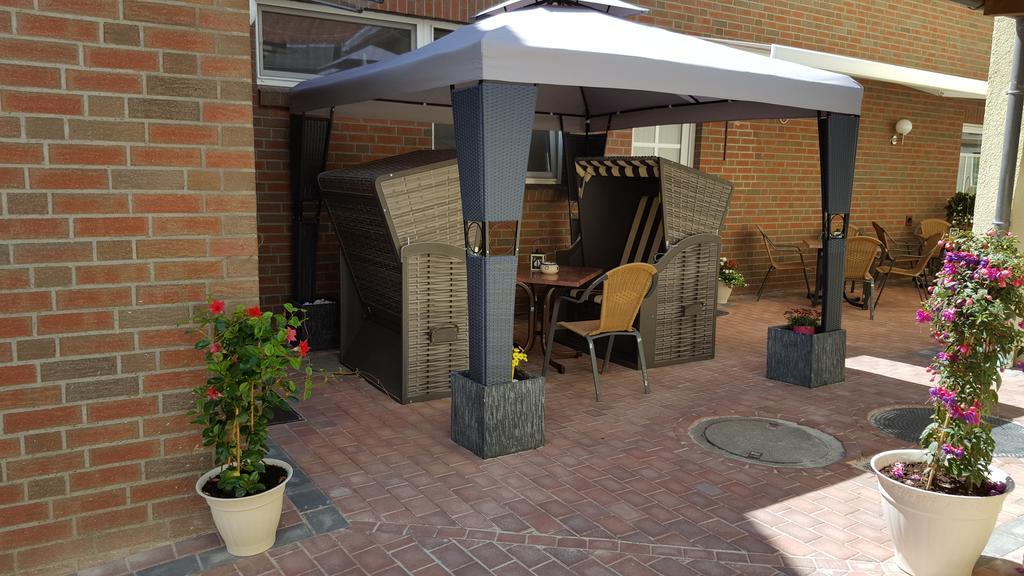 Hotel Drostenhof Garni Эзенс Экстерьер фото